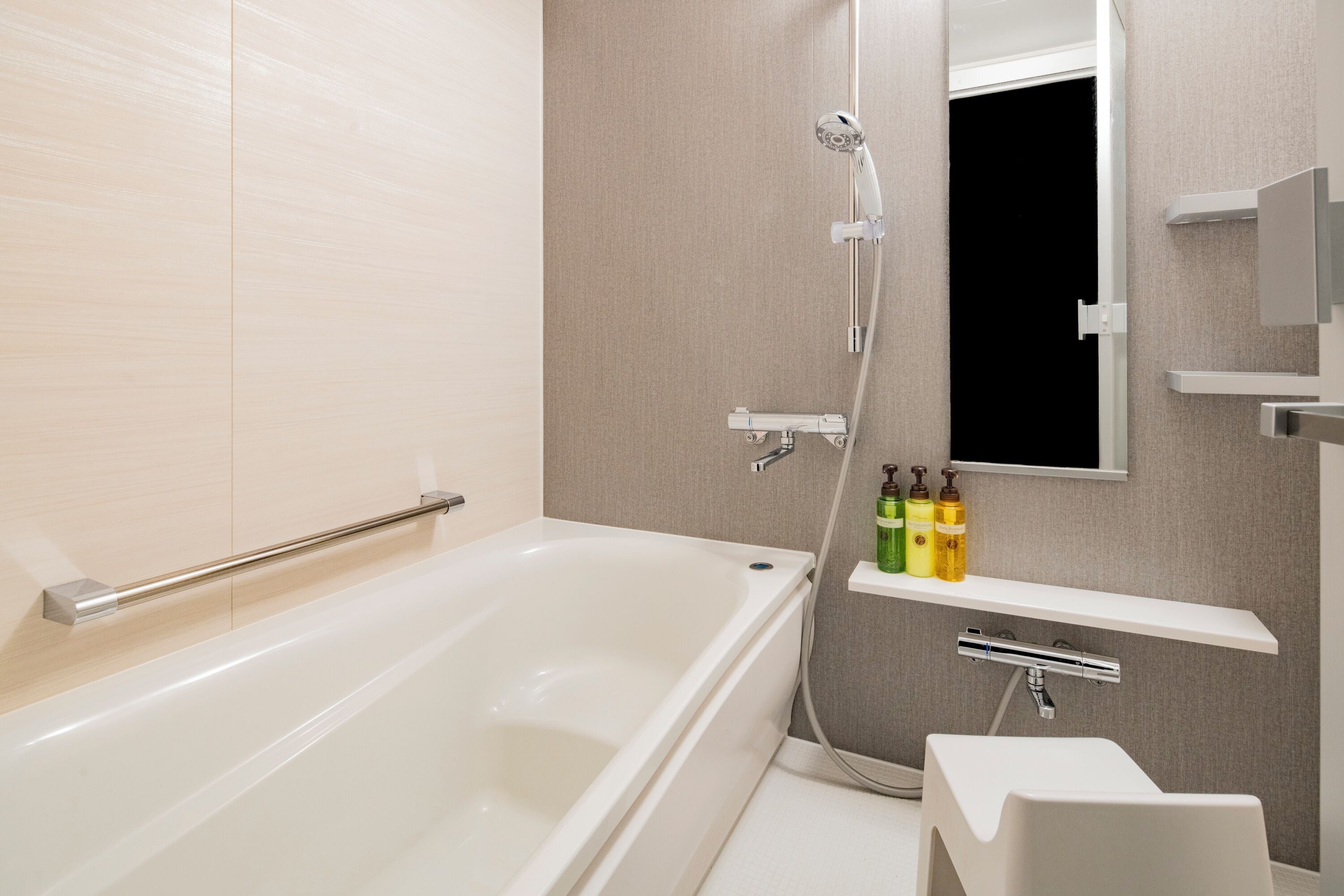 combined shower/bathtub, deep-soaking bathtub, free toiletries