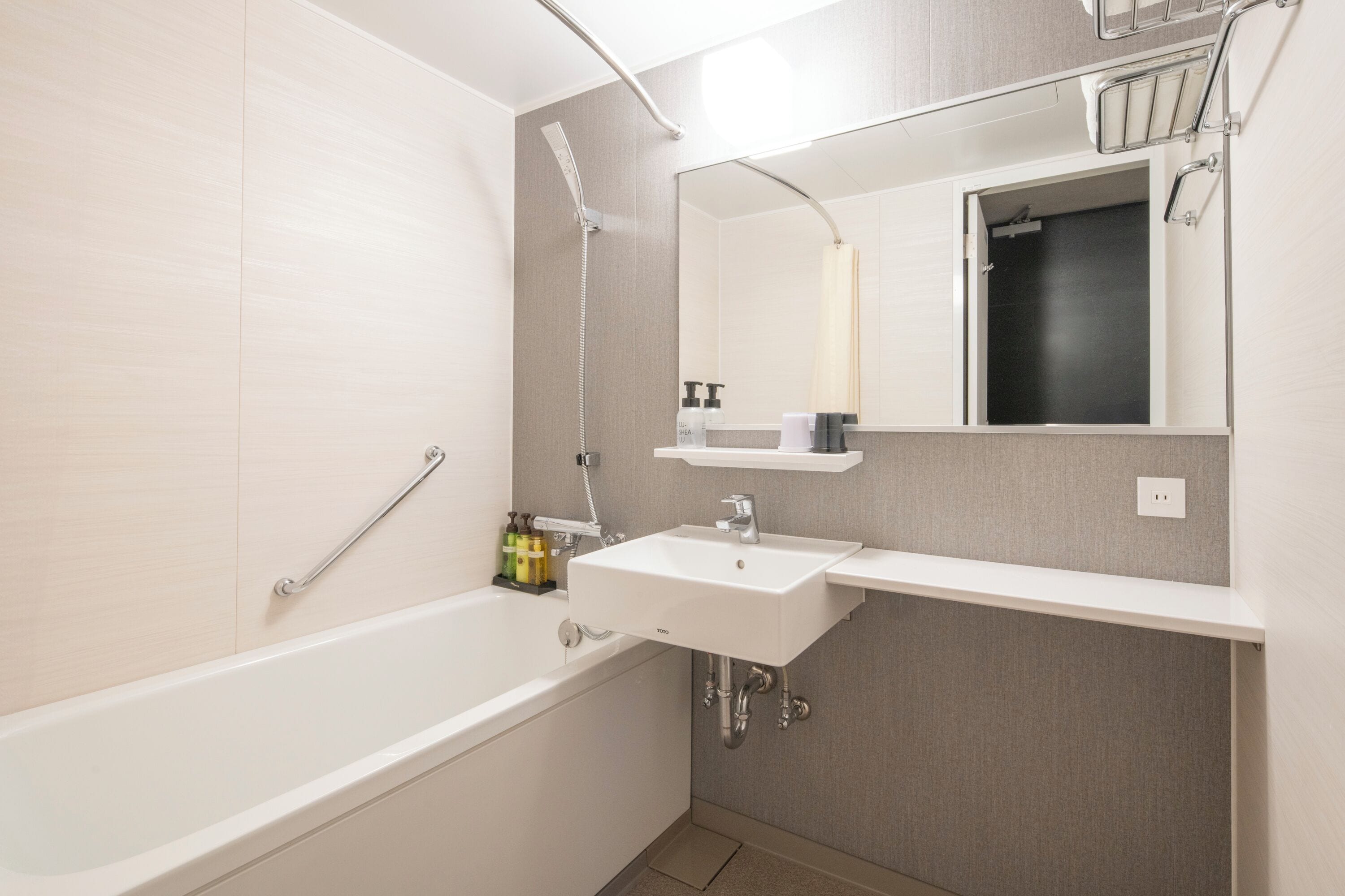 combined shower/bathtub, deep-soaking bathtub, free toiletries