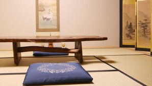 Japanese Villa | Living room | Flat-screen TV, toys - Serendipity@Kyoto (Kyoto)