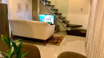 Premier kamer (Max Premiere) | Woonruimte | Een 43-inch smart-tv met digitale zenders