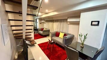 Rom, ikke-røyk, byutsikt (Max Executive) | Oppholdsområde | En 43-tommers smart-TV med digitale kanaler