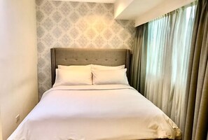 1 habitación, decoración personalizada y escritorio 