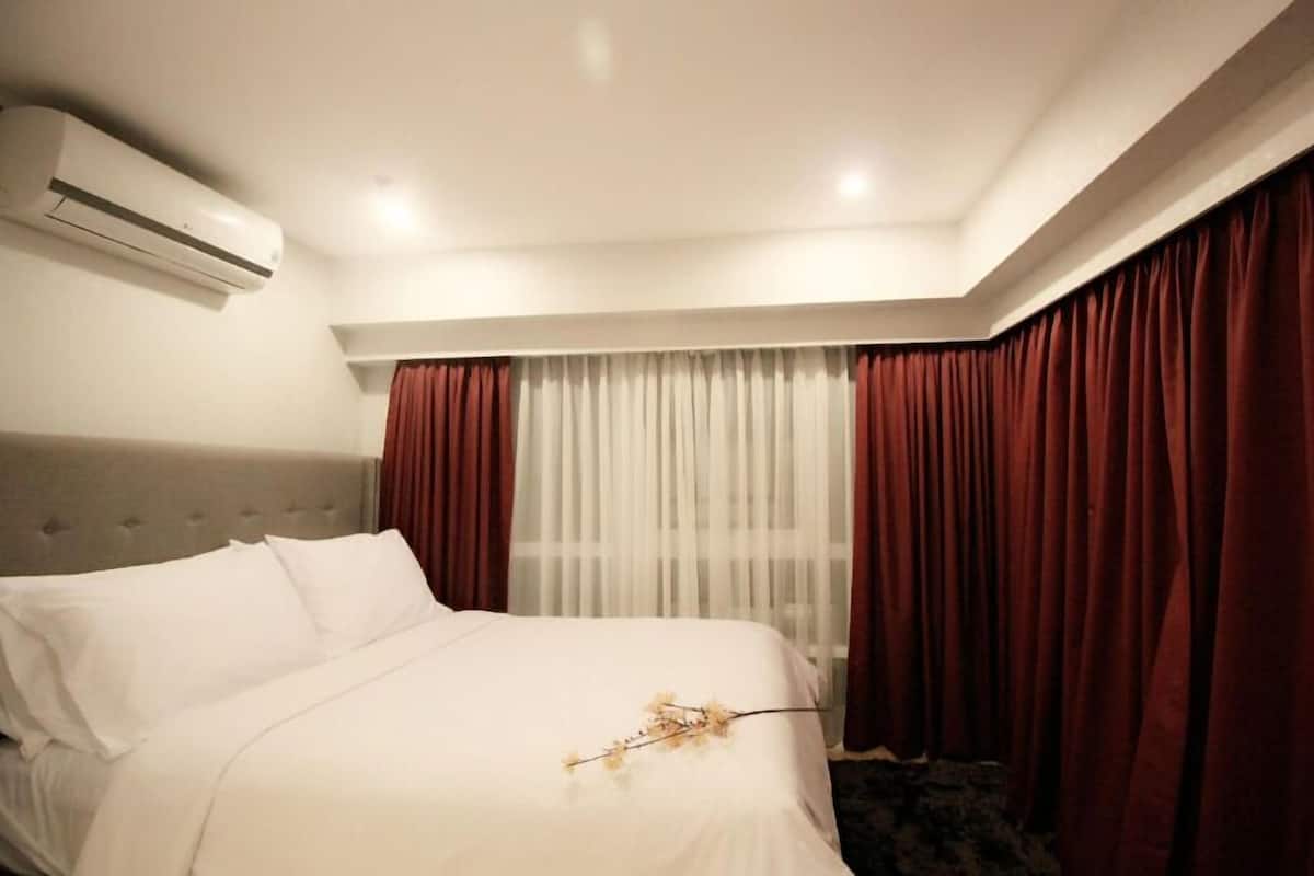 Max Premiere | 1 bedroom, individually decorated, desk, laptop workspace