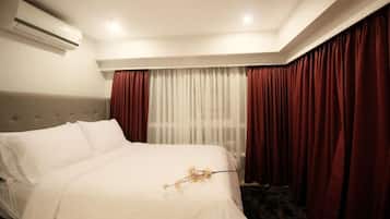 Max Premiere | 1 bedroom, individually decorated, desk, laptop workspace