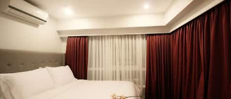 Max Premiere | 1 bedroom, individually decorated, desk, laptop workspace