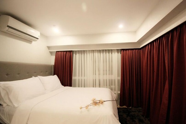 Max Premiere | 1 bedroom, desk, laptop workspace, blackout drapes