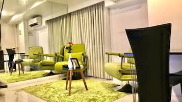 Camera, non fumatori, vista città (Max Executive) | Area soggiorno | Smart TV 43 pollici con canali digitali