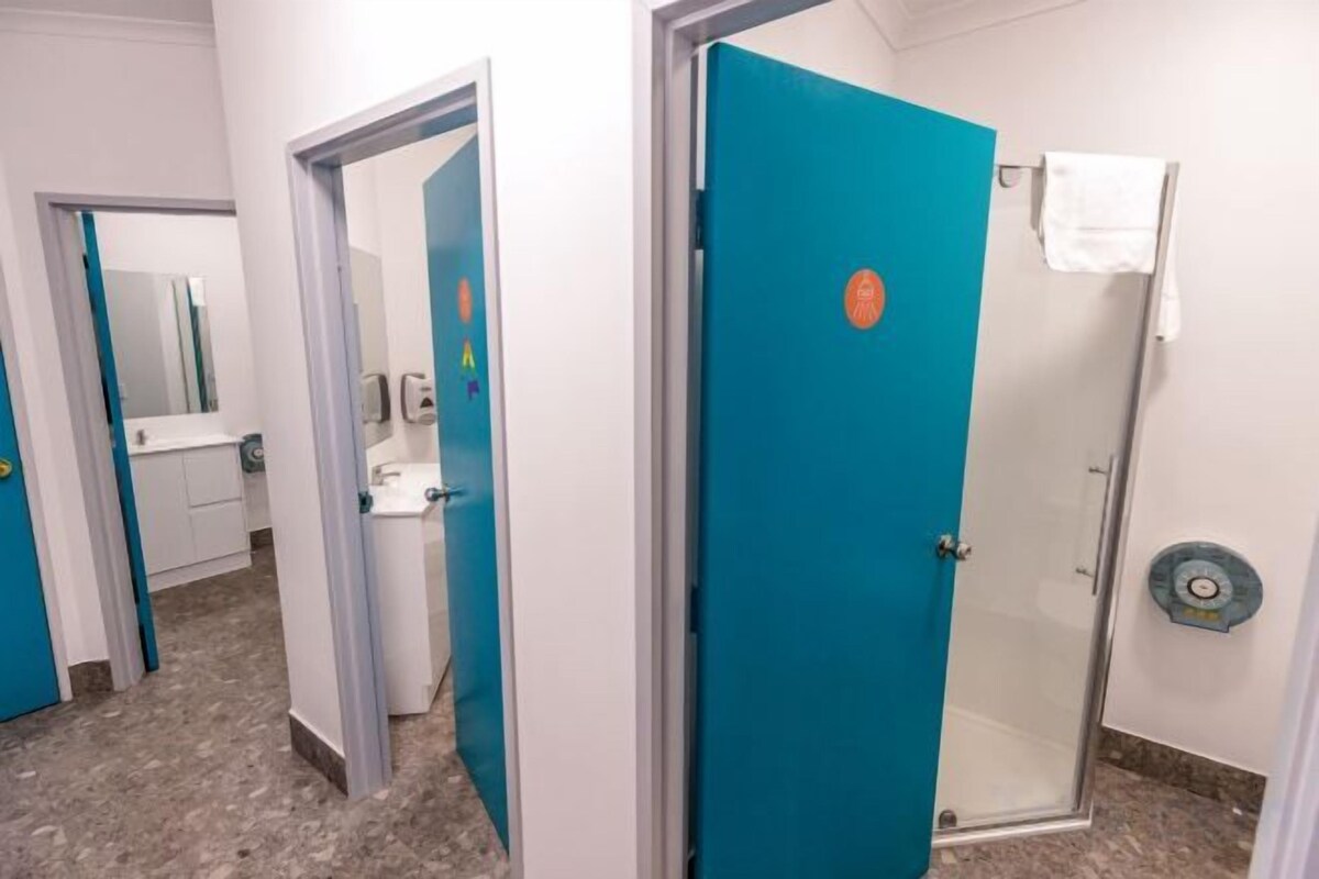 Bed in 6 Beds Male Dormitory (Male Only)