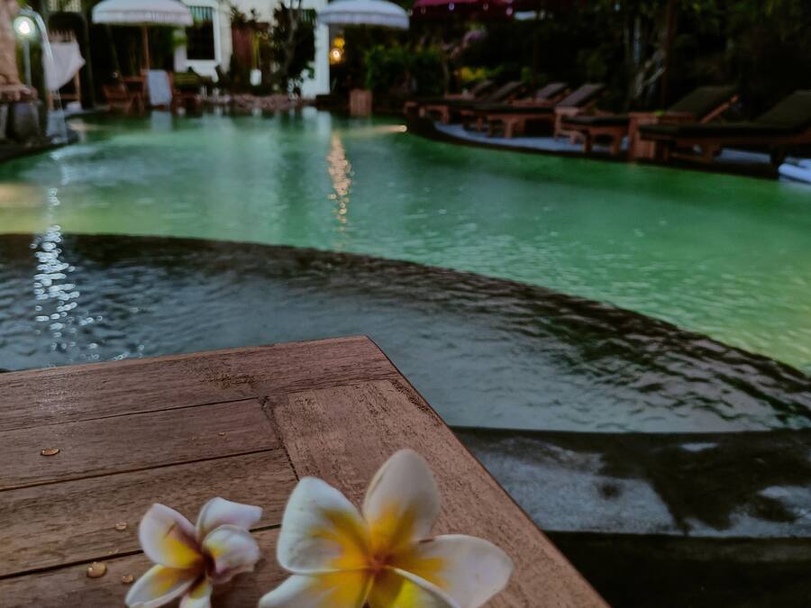 Piscina externa, funciona das 7h às 20h, guarda-sóis, espreguiçadeiras