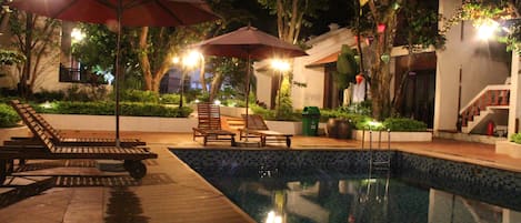 Una piscina al aire libre