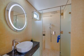 Separate bathtub and shower, free toiletries, hair dryer, slippers - Sea Queen Hotel (Da Nang)