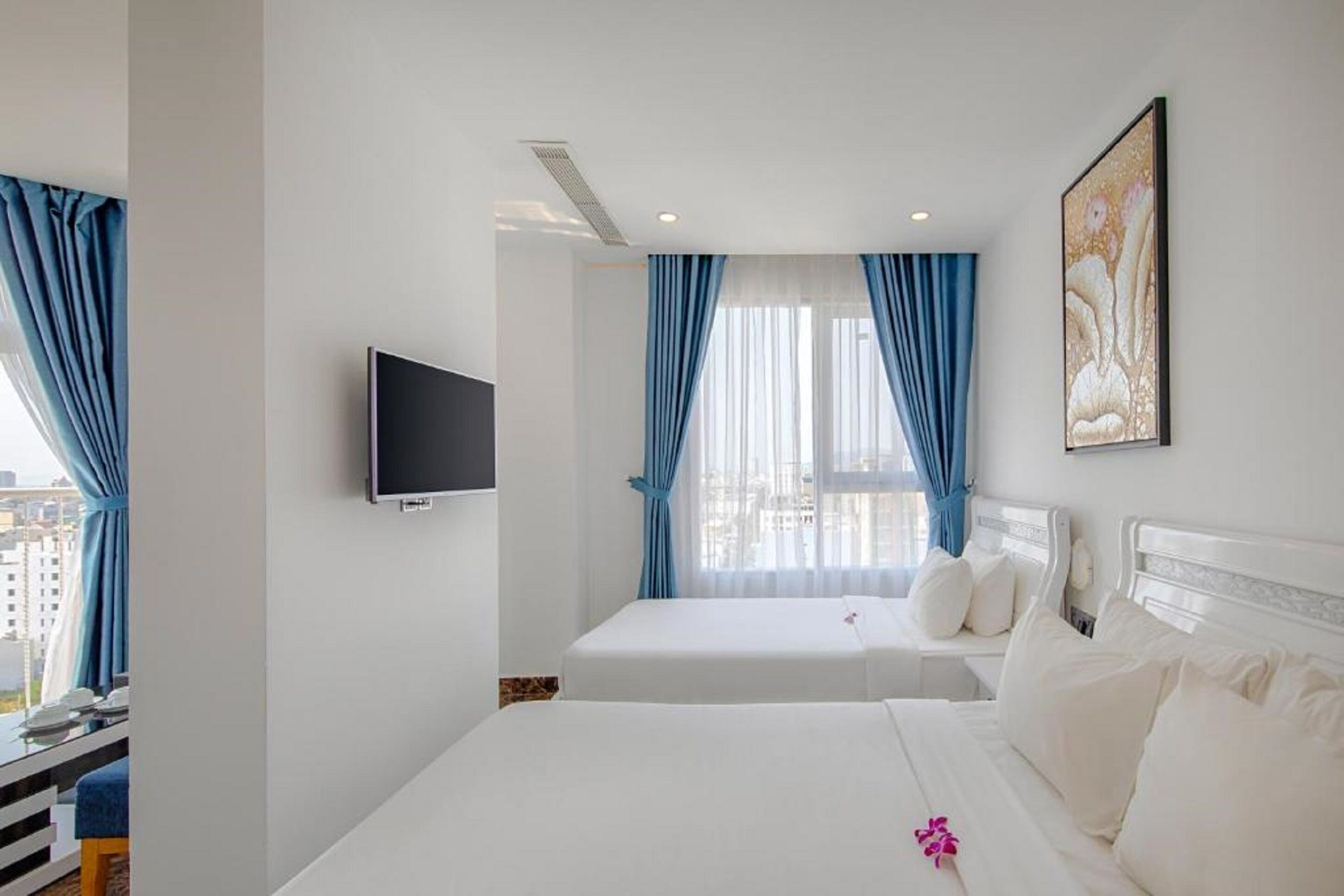 family triple room, balcony | minibar, in-room safe, individually furnished, desk