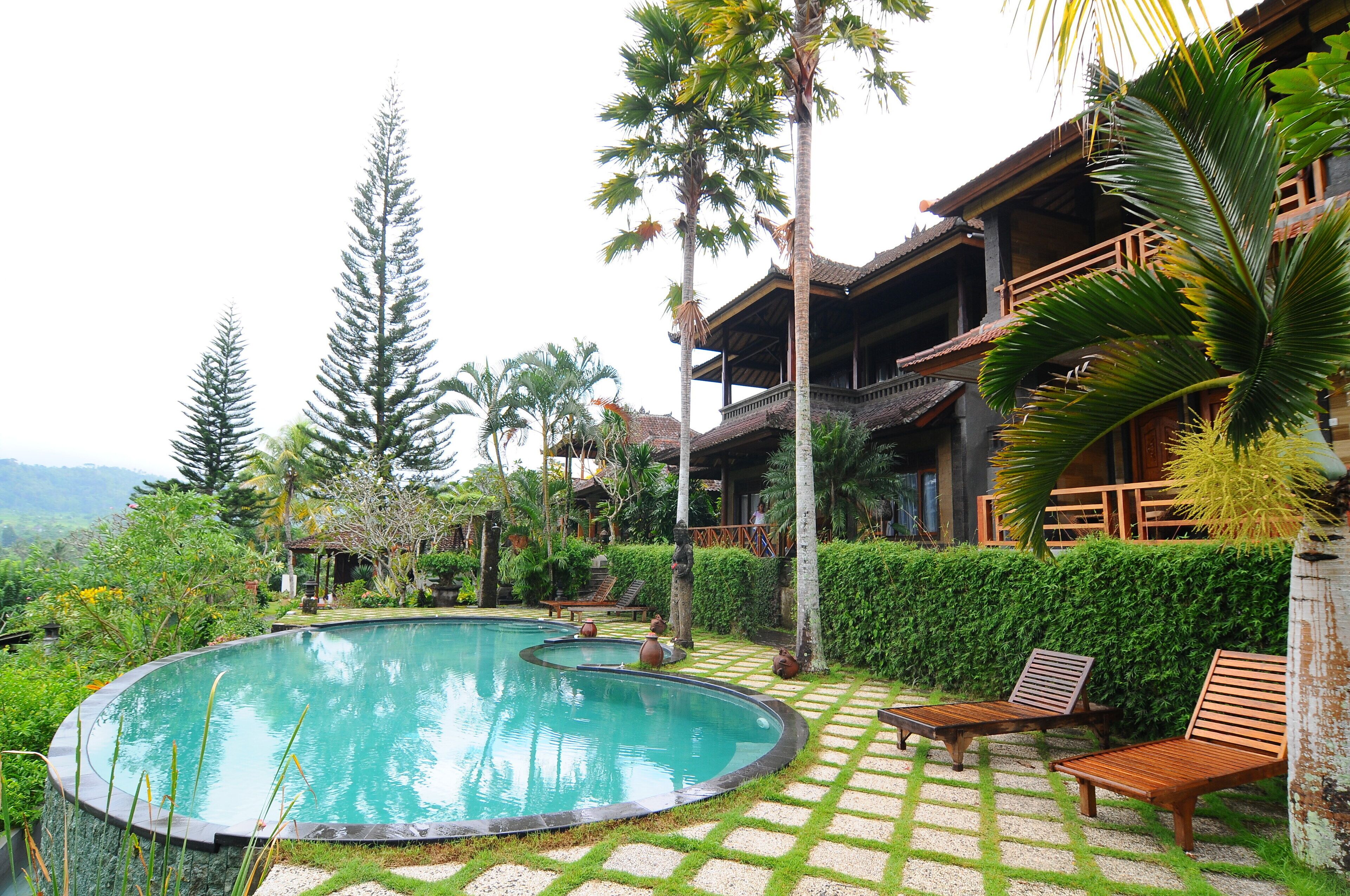 Outdoor pool, an infinity pool, open open 24 hours a day, pool loungers