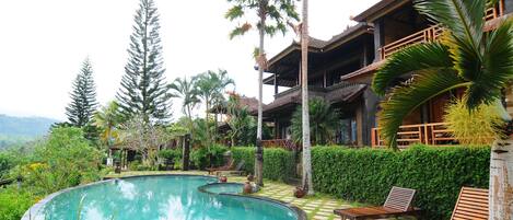 Outdoor pool, an infinity pool, open open 24 hours a day, pool loungers