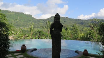 Alberca al aire libre, alberca infinita y camastros