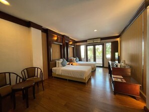 高级房 | 办公桌、折叠床/加床（额外收费）、免费 WiFi、床单