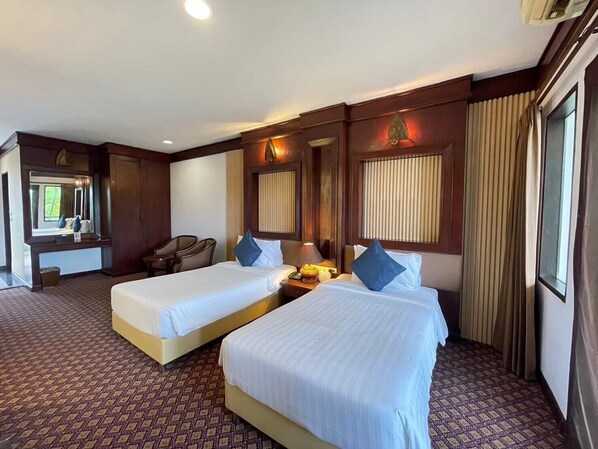 Habitación superior | Escritorio, camas extra, wifi gratis y ropa de cama 