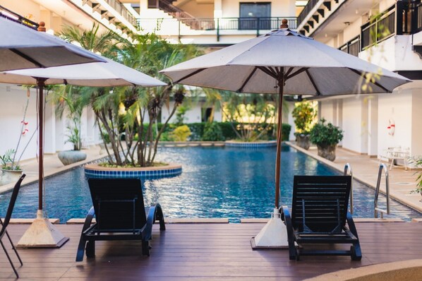 Piscine extérieure, chaises longues