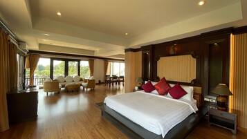Suite | Desk, rollaway beds, free WiFi, bed sheets