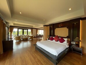 Suite | Desk, rollaway beds, free WiFi, bed sheets