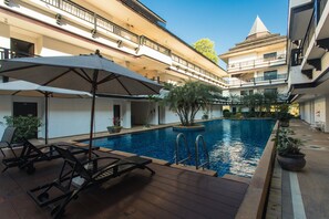 Utendørsbasseng og solsenger