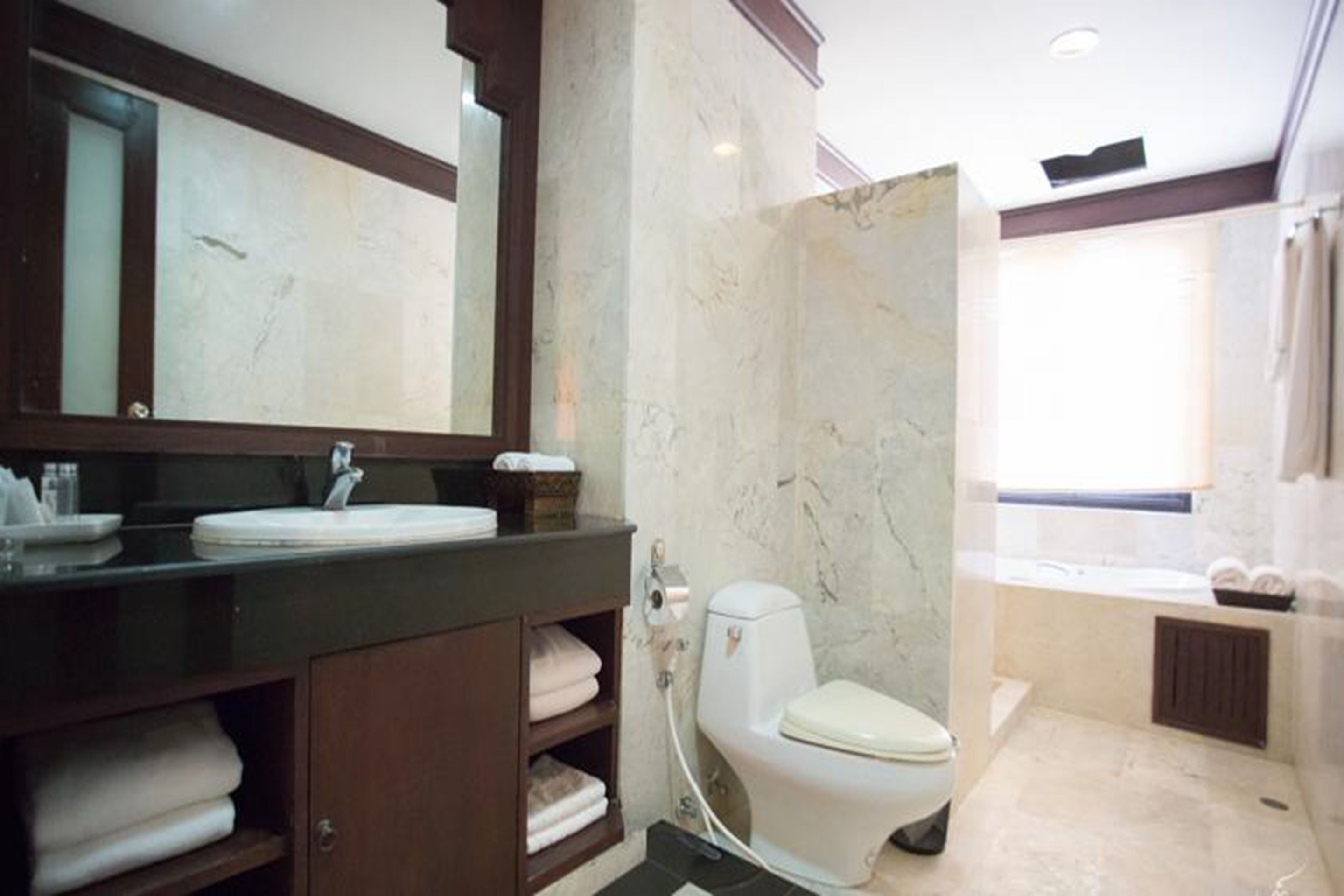 Suite | Salle de bain | Articles de toilette gratuits, sèche-cheveux, chaussons