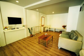 Junior Family | Khu phòng khách | TV 