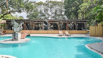 Alberca al aire libre y camastros