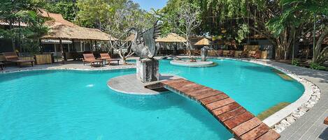 Kolam renang outdoor, dengan kursi berjemur