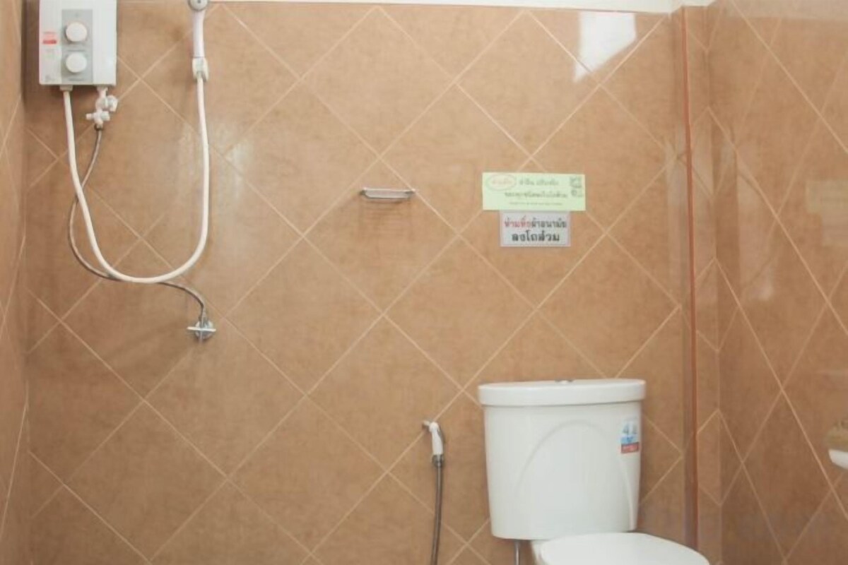 Shower, rainfall showerhead, free toiletries, towels