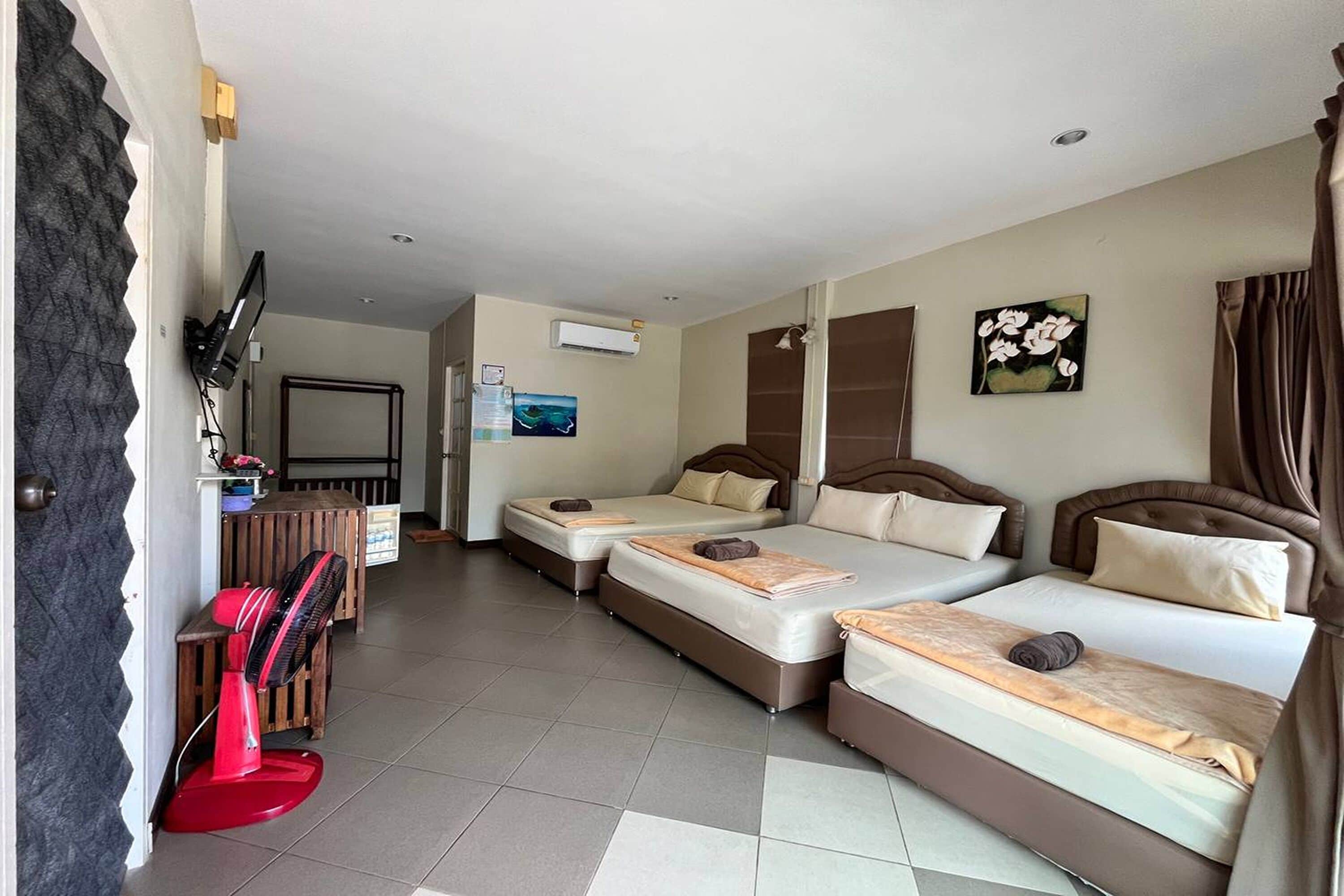 family room | 1 bedroom, desk, free wifi