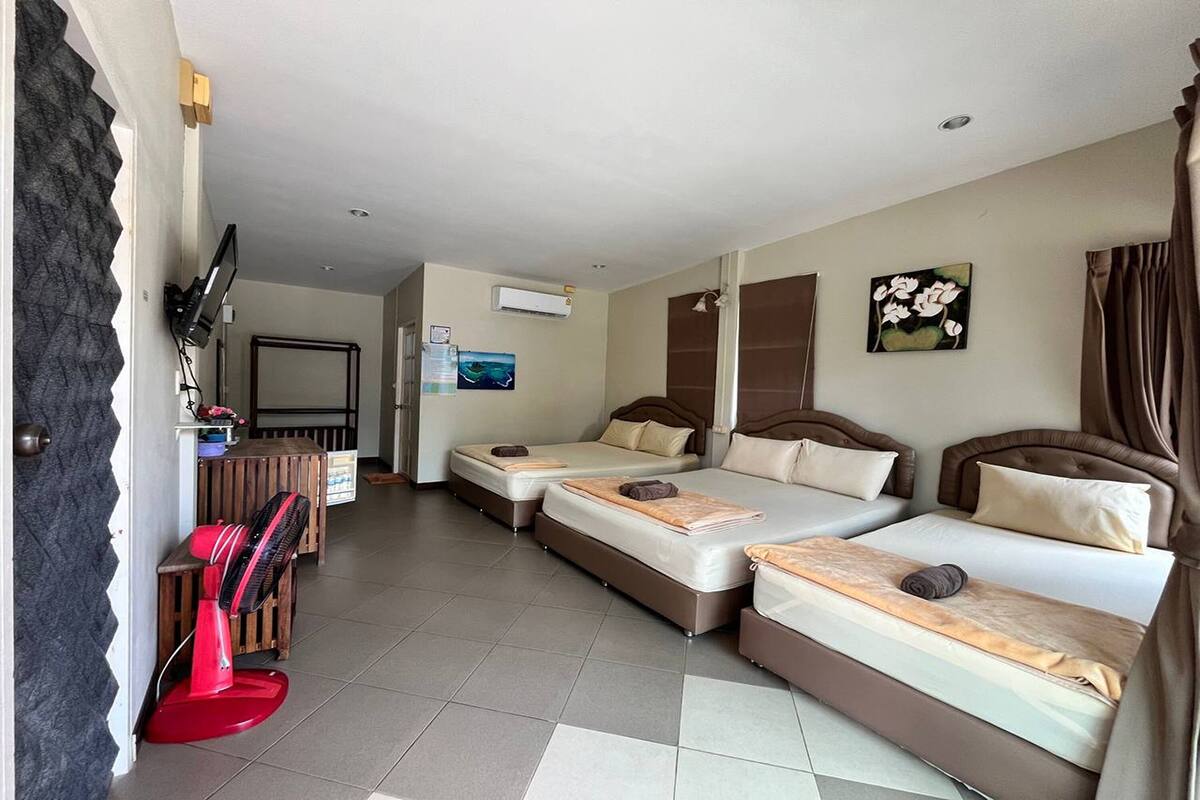 family room | 1 bedroom, desk, free wifi