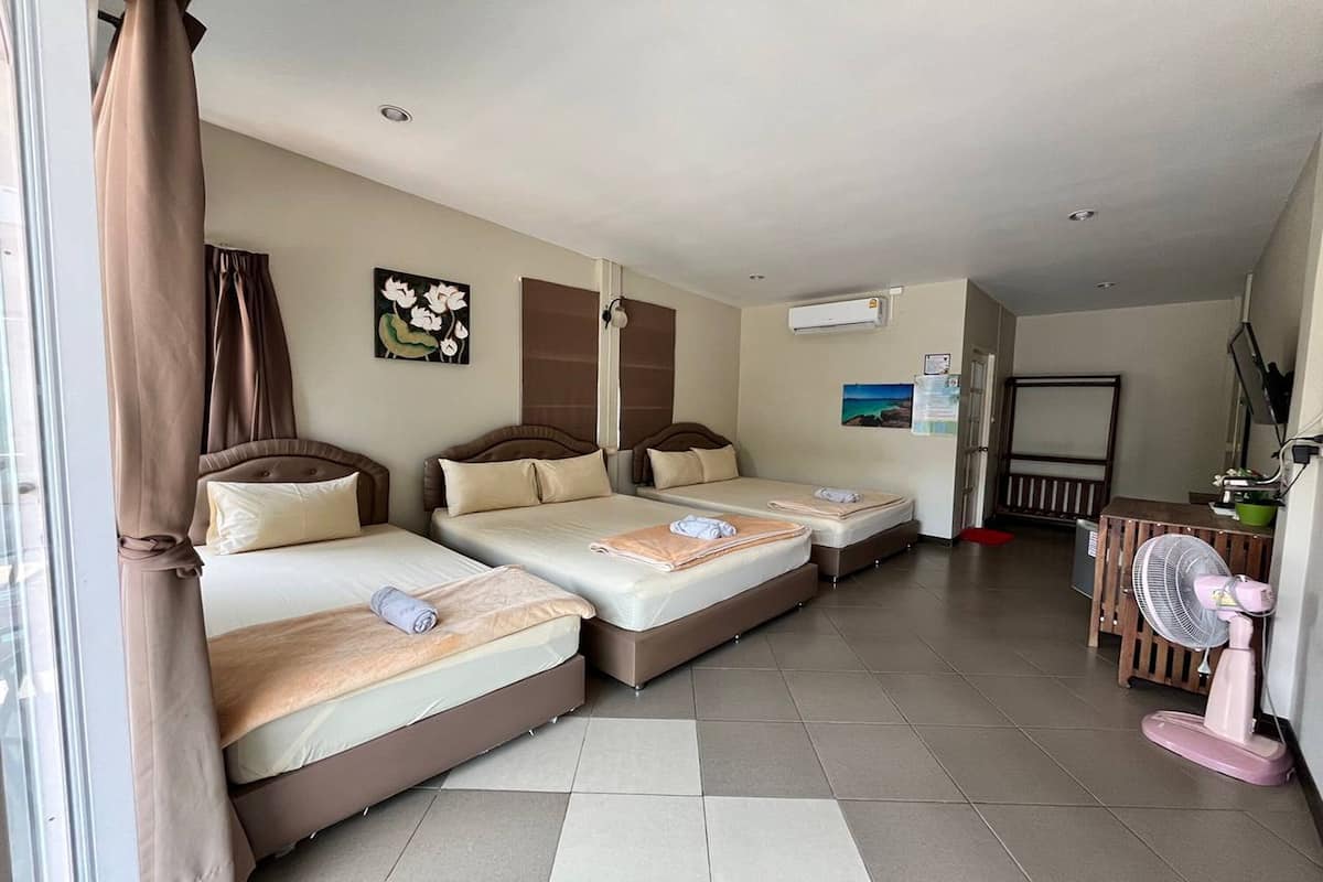 family room | 1 bedroom, desk, free wifi