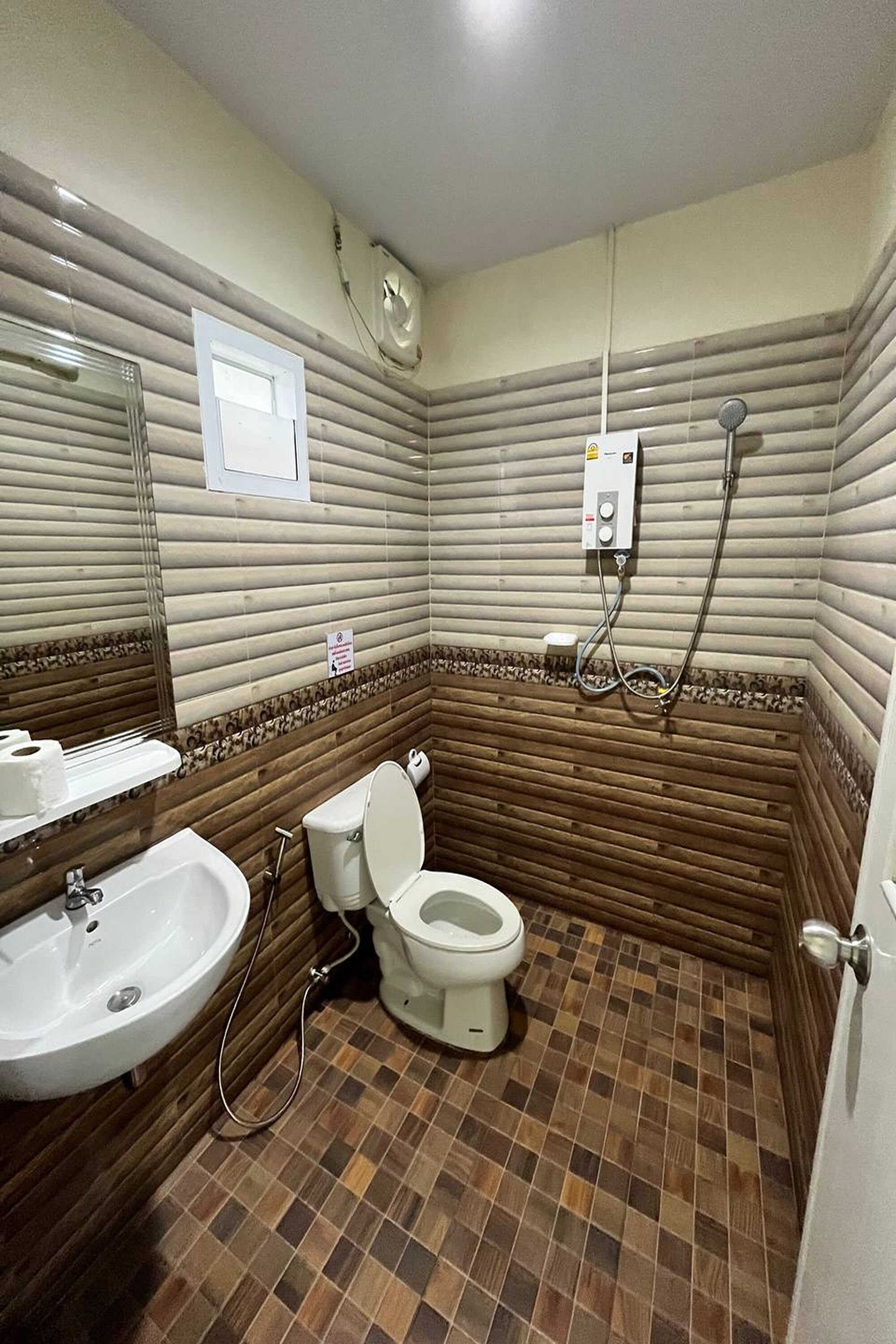 shower, rainfall showerhead, free toiletries, towels