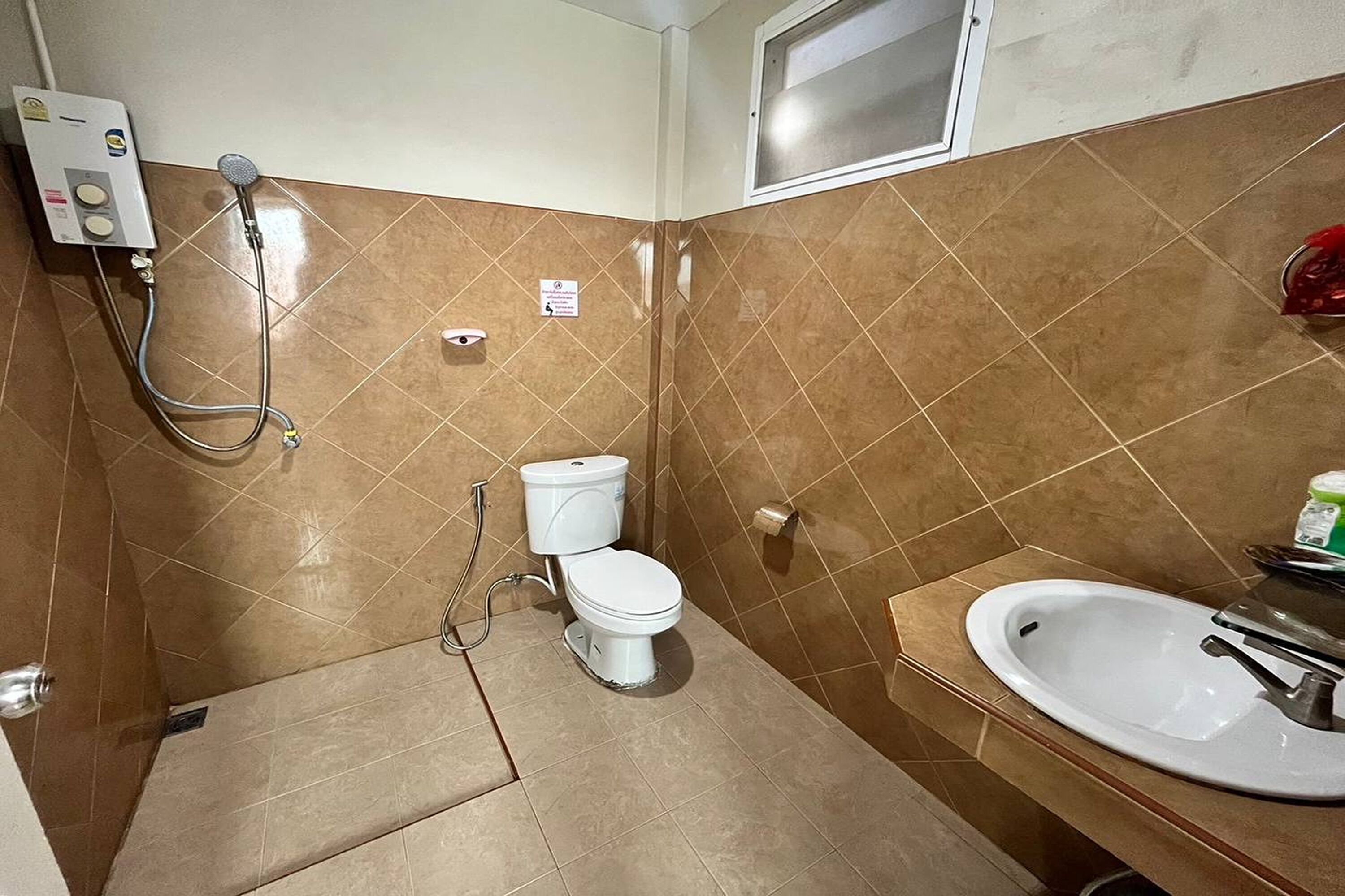 shower, rainfall showerhead, free toiletries, towels