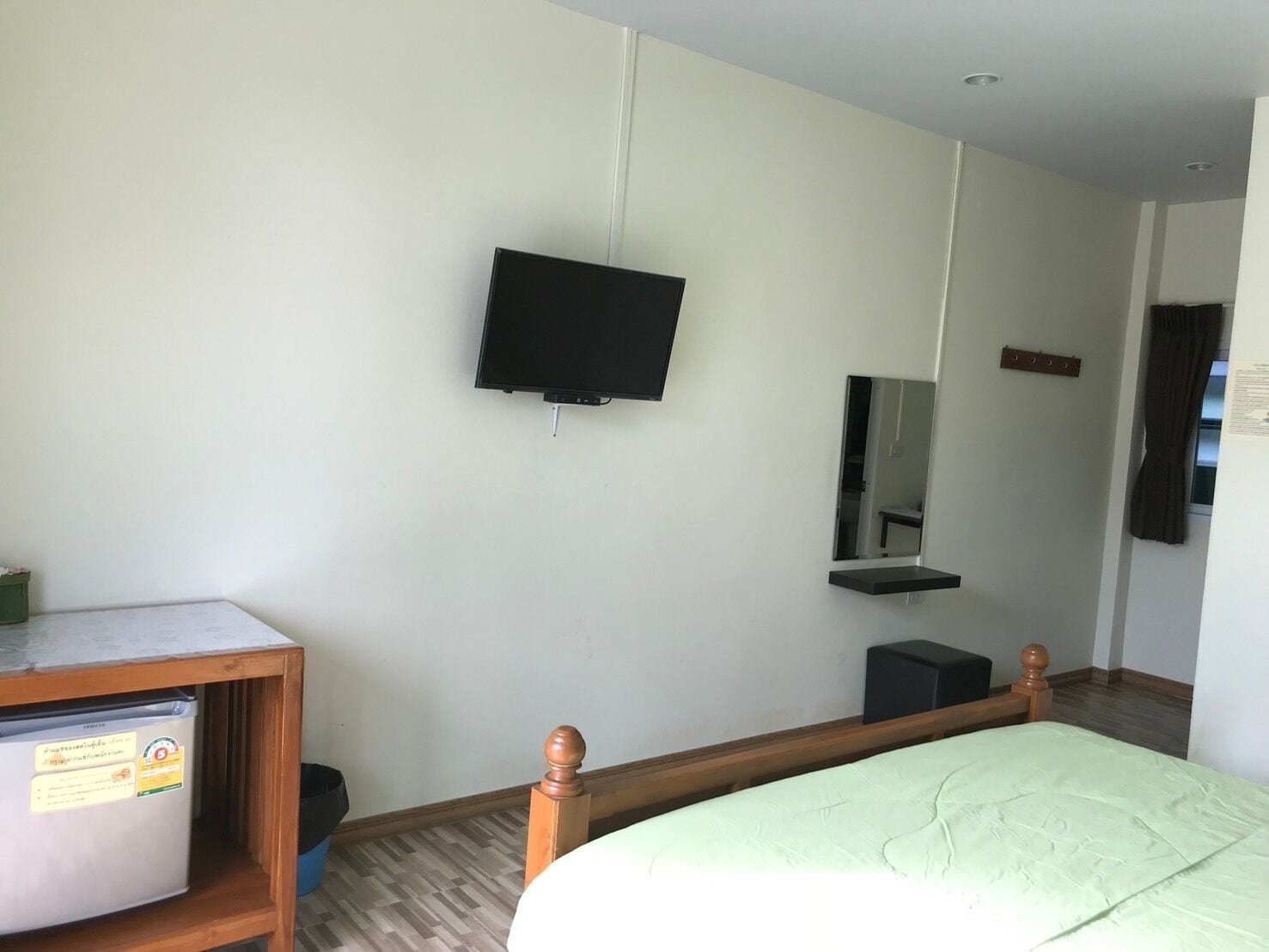 办公桌、免费 WiFi