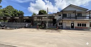 ฝ่ายต้อนรับ