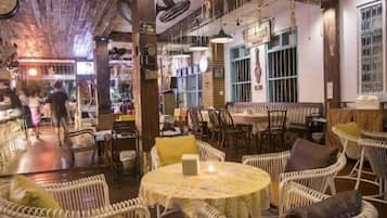 Melayani sarapan, makan siang, makan malam; sajian masakan Thailand