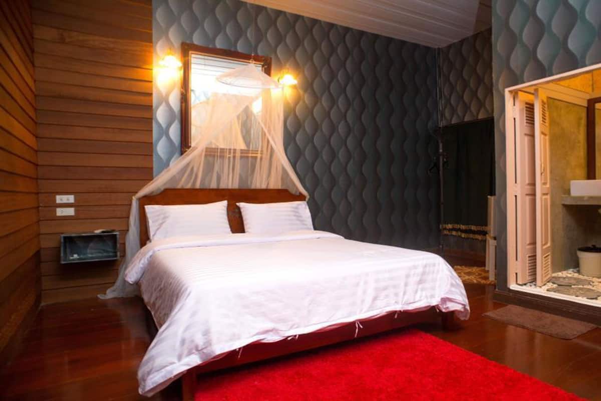 Deluxe Room River Side | Minibar, desk, free WiFi, bed sheets