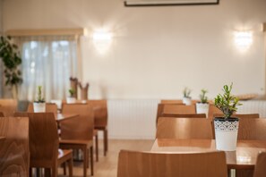 Lunch, dinner served; international cuisine, beach views  - Phoenix Beach Hotel (Zakynthos)