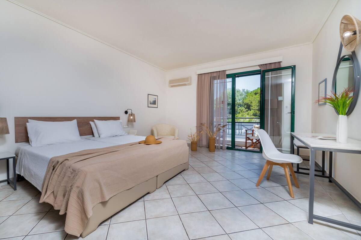 Habitación superior, vista parcial al mar