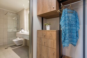 In-room safe, soundproofing, iron/ironing board, free WiFi