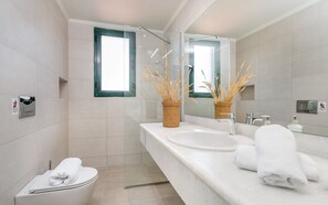 Bathtub, free toiletries, hair dryer, slippers - Phoenix Beach Hotel (Zakynthos)