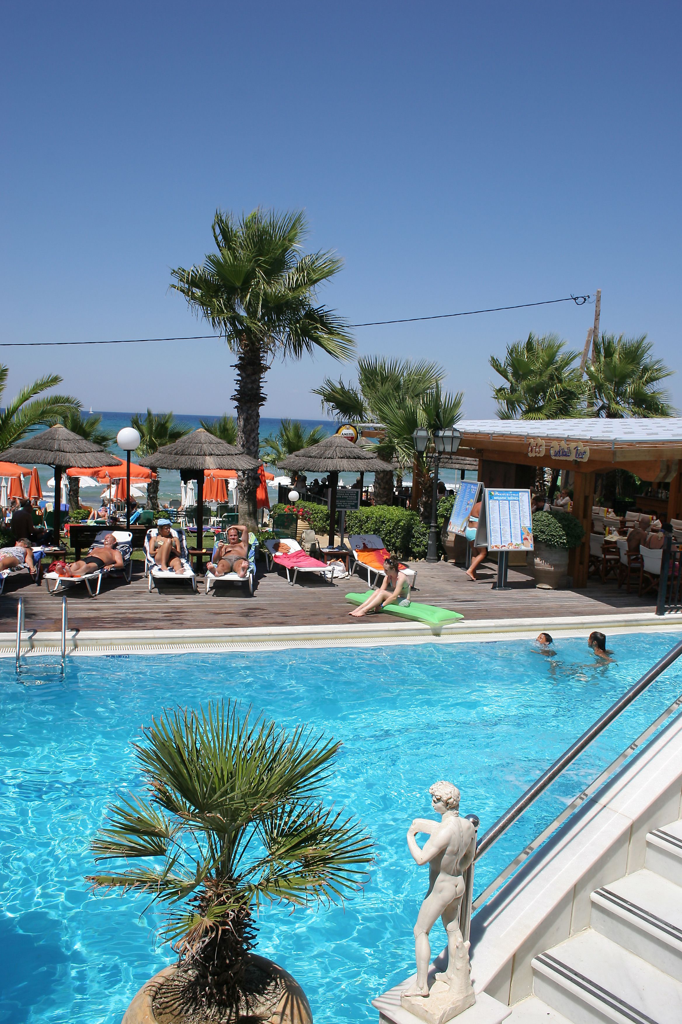 Piscine extérieure, parasols de plage, chaises longues