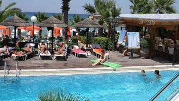 Piscine extérieure, parasols de plage, chaises longues