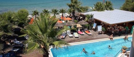 Außenpool, Sonnenschirme, Liegestühle