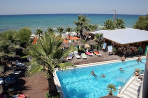Outdoor pool, pool umbrellas, pool loungers - Phoenix Beach Hotel (Zakynthos)