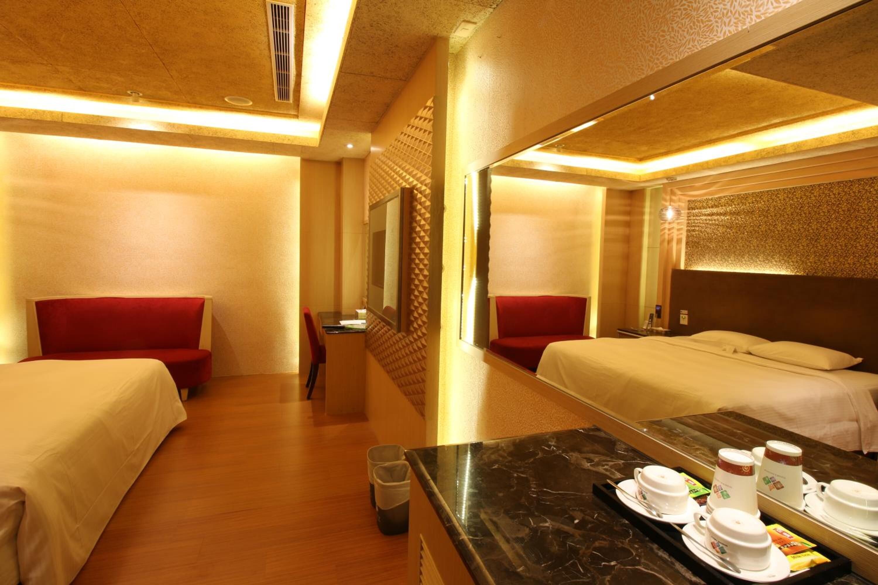 minibar, desk, soundproofing, free wifi