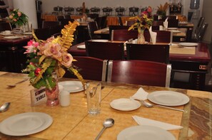 Se sirven desayunos, comidas, cenas y cocina internacional