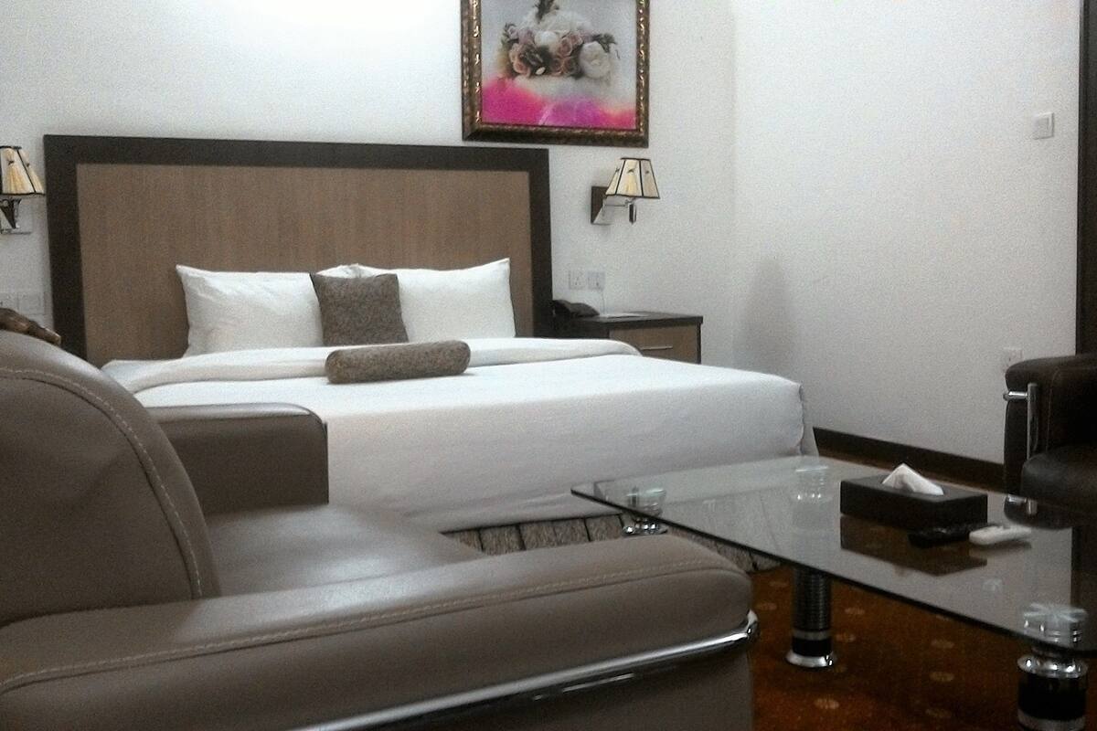 Suite ejecutiva | Caja de seguridad en la habitación, escritorio y wifi gratis